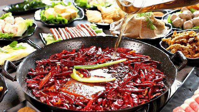 年的舌尖盛宴持续升温的美食传奇PG麻将胡了中国火锅：跨越千