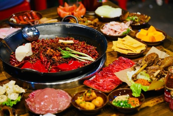 ！郝山城火锅用烟火气拴住街坊心麻将胡了非遗认证×37年老字号(图2)